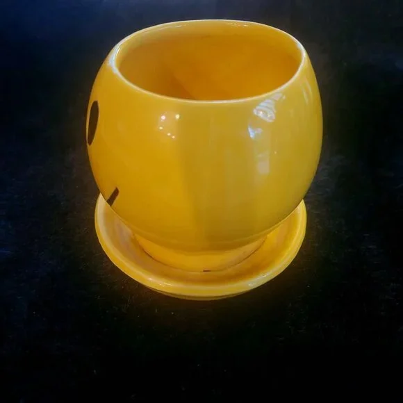 Vintage Yellow McCoy Pottery Smiley Face Planter, Model 0386 - Picture 2 of 7